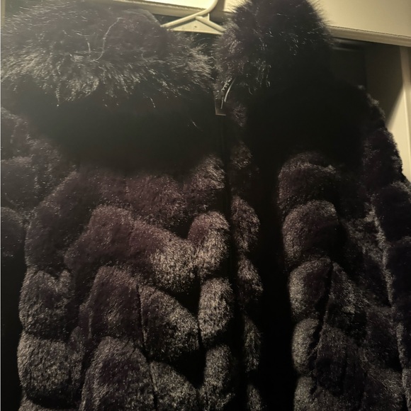 Via Spiga faux fur chevron with hood , soooo soft worn on my a couple times - Picture 3 of 4